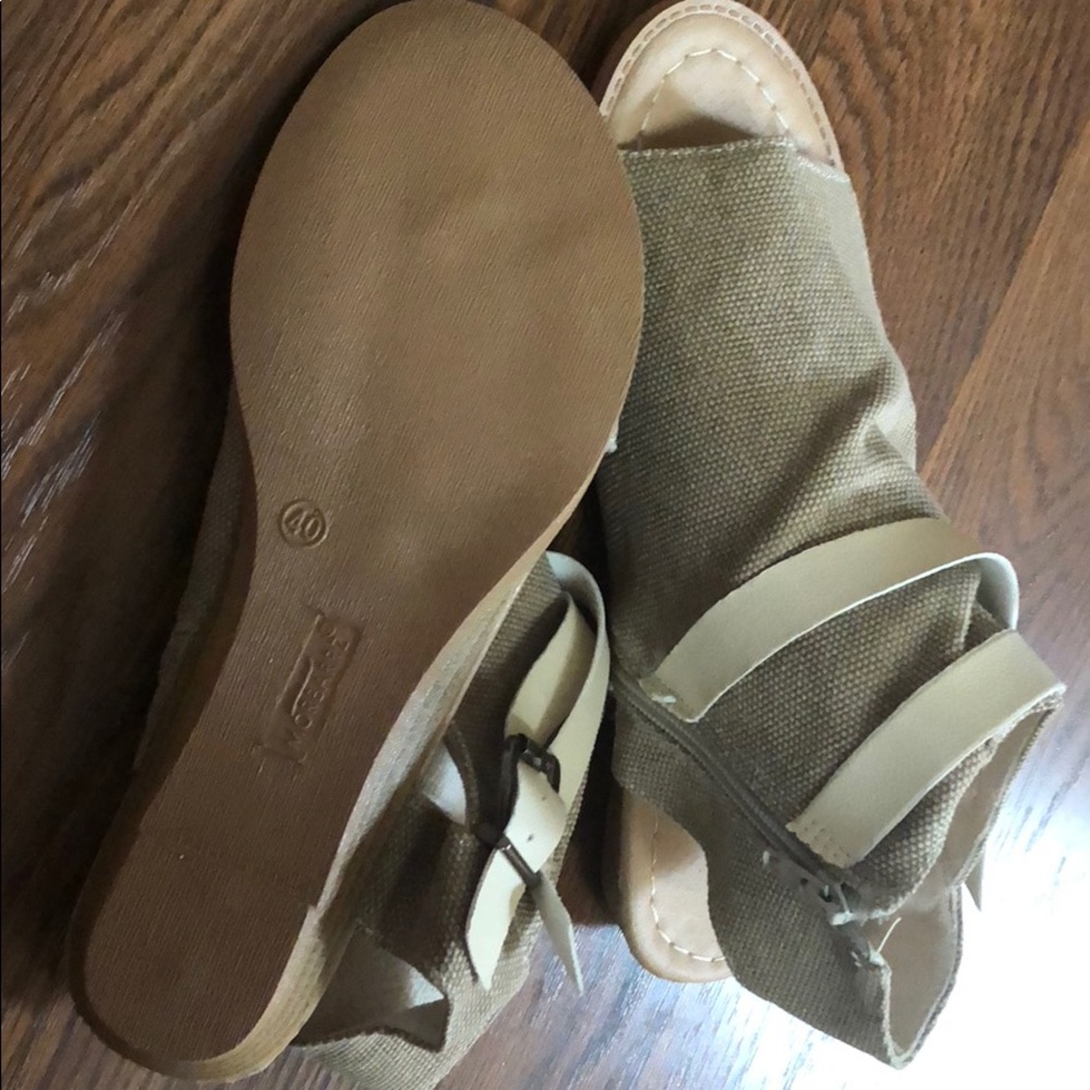 NWT! Sandals - Picture 3 of 3